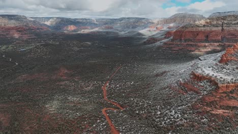 Sedona,-Arizona-Im-Winter-Mit-Schnee---Luftaufnahme-Einer-Drohne