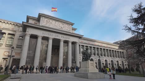 Einspielung-Des-Eingangs-Zum-Museo-Del-Prado-Velazquez-In-Madrid-Und-Der-Warteschlange-Am-Museum-Während-Eines-Sonnigen-Wintertages