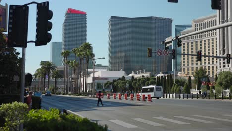 Road-City-Traffic-With-Deuce-Double-Decker-Bus-In-Las-Vegas,-United-States