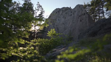 Blick-Von-Unten-Auf-Einen-Historischen-Felsen-Mit-Religiöser-Bedeutung,-Der-Als-Adlerfelsen-Oder-Lokal-Orlovi-Skali-Bekannt-Ist-Und-Sich-Auf-Dem-Rhodopen-Gebirge-In-Bulgarien-Befindet