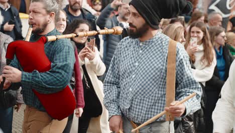 Volksmusikanten-Beim-Karneval-In-Podence-Inmitten-Der-Menschenmenge.-Portugal