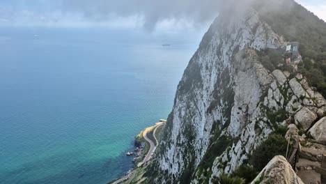 Peñón-De-Gibraltar-Con-Dramático-Movimiento-De-Nubes-Con-El-Océano-Atlántico-Al-Fondo