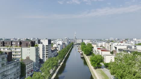 Toma-Aérea-De-Drones-En-Rennes,-Bretaña,-Francia,-Quai-De-La-Prévalaye,-Le-Mabilay