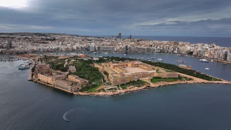 Vista-Aérea-De-Fuerte-Manoel-En-La-Isla-Manoel-En-Un-Día-Nublado