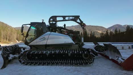 Moderno-Tipo-De-Máquina-Quitanieves-Prinoth-Leitwolf-Estacionada-Desde-La-Vista-Lateral-En-Planica,-Eslovenia