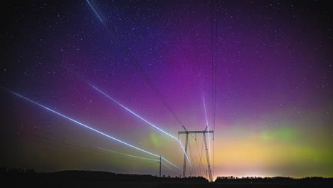 Visualización-De-Electricidad-En-Cables-Eléctricos-Con-Fondo-De-Aurora-Boreal---Lapso-De-Tiempo