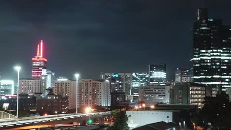 Gefährliche-Nacht-In-Kapstadt-Unter-Dramatischem-Himmel-über-Modernen-Türmen-In-Südafrika