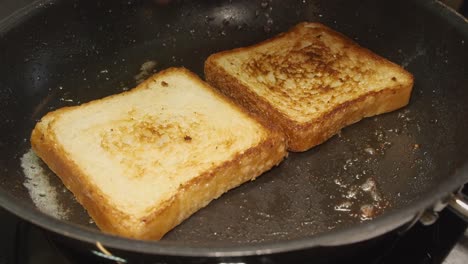 Dicke-Weißbrotscheiben-Werden-Geröstet-Und-In-Einer-Heißen-Butterpfanne-Gewendet