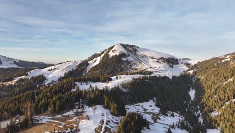 Winterliche-Berührung-Auf-Den-Gipfeln-Von-Amden-In-Der-Abenddämmerung,-Schweiz