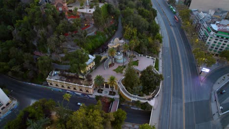 Drone-Aéreo-Vuela-Colina-Santa-Lucía-Entrada-Principal-En-La-Fuente-De-Neptuno-Calles-Santiago-De-Chile-Barrio-A-La-Luz-Del-Día