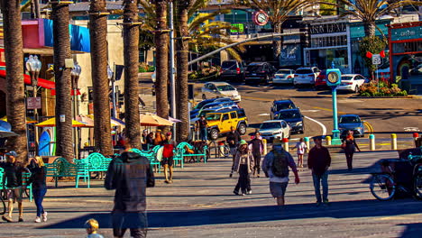 Gente-En-La-Avenida-Pier-En-Hermosa-Beach-En-Los-Angeles,-California,-Estados-Unidos