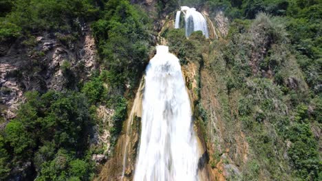 Faszinierende-Luftaufnahmen-Der-Blauen-Wasserfälle-Von-Velo-De-Novia-In-Chiapas,-Mexiko