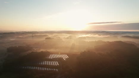 Drone-Aéreo-Vuela-Sobre-El-Campo-De-Japón-Paisaje-De-Paneles-Solares-Puesta-De-Sol-Aérea-En-Miyagi-Japón