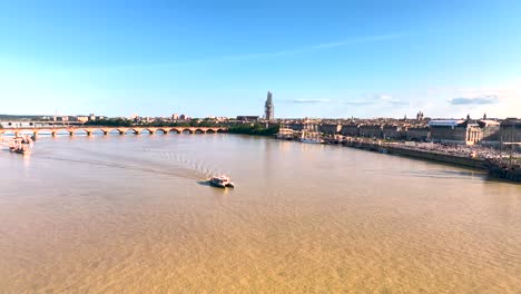 Fluss-Garonne-Mit-Flussboot-Und-Großem-Galeoneschiff,-Luftaufnahme-Rechts