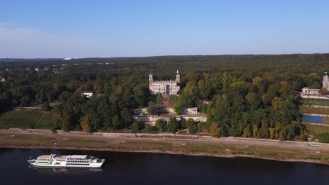 Luxuriöser-Kreuzfahrtdampfer-Mit-Majestätischem-Schloss-Am-Ruhigen-Fluss