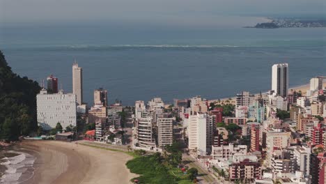 La-Playa-De-Caiobá,-Ubicada-En-Matinhos,-Con-La-Ciudad-De-Guaratuba-Al-Fondo,-Presenta-Una-Vista-Costera-Cautivadora-En-La-Costa-De-Paraná-De-Brasil.