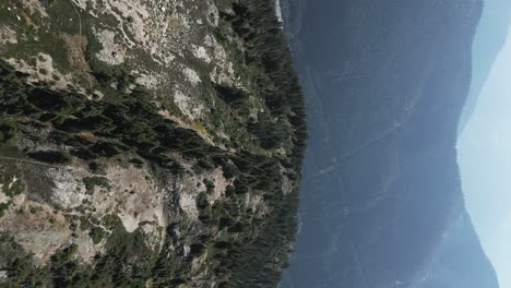 Vídeo-Vertical-De-Senderos-En-La-Cima-De-La-Cresta-De-Cabra-Con-El-Valle-De-Howe-Sound-Al-Fondo