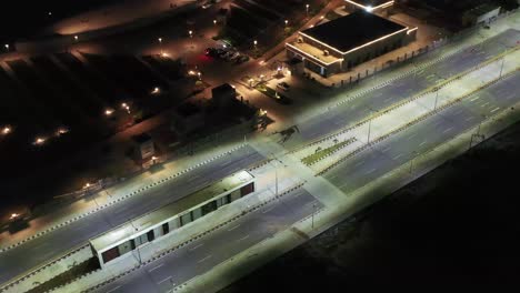 Die-Kamera-Zeigt-Die-Großen-Straßen,-Auf-Denen-Sich-Auch-Das-Große-Brts-Befindet.