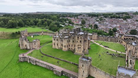 Vista-Aérea-Del-Castillo-De-Alnwick-Y-La-Ciudad-Medieval,-Inglaterra,-Reino-Unido,-Antiguas-Murallas-Y-Palacio,-Disparo-De-Drones-A-60-Fps