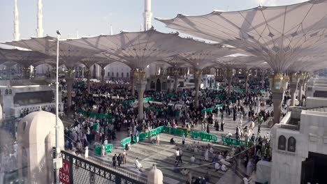 Peregrinos-En-El-Patio-De-Al-masjid-An-nabawī-En-Medina,-Arabia-Saudita