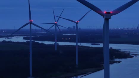 Windmühlen-Neben-Dem-Fluss-Oude-Maas-In-Der-Abenddämmerung-In-Den-Niederlanden---Luftaufnahme-Einer-Drohne