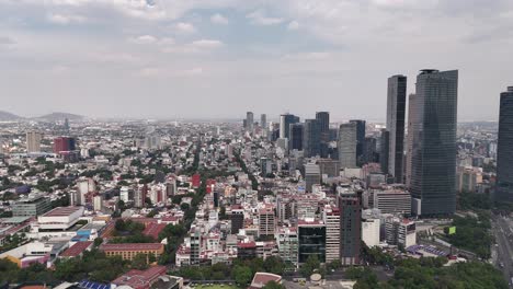 Right-Pan-Showing-Paseo-De-La-Reforma,-From-Bosque-De-Chapultepec-Cdmx