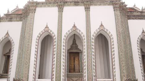 Templo-Budista-Blanco-Con-Entrada-Detallada-En-El-Casco-Antiguo-De-Rattanakosin-De-Bangkok,-Tailandia
