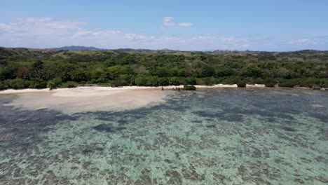Vuelo-Panorámico-Con-Drones-Sobre-La-Costa-De-Coral-En-Viti-Levu,-Fiji