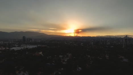 Cielo-En-Llamas-En-Coyoacán,-Al-Sur-De-La-Ciudad-De-México.