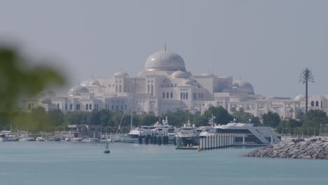 Palacio-Presidencial-Qasr-Al-Watan,-Punto-De-Referencia-De-Abu-Dhabi,-Emiratos-Árabes-Unidos,-Amplia-Vista-Sobre-El-Puerto-Deportivo
