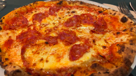 Pizza-Tradicional-Italiana-De-Pepperoni-Picante,-Corteza-Perfecta,-Auténtica-Pizza-Napolitana,-Comida-Sabrosa,-Toma-De-4k