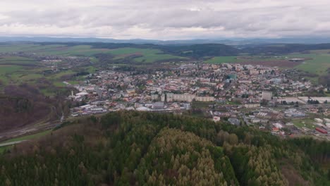 Die-Stadt-Ústí-Nad-Orlicí-Aus-Der-Luftperspektive-Einer-Drohne