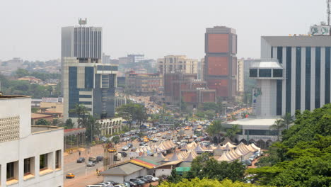 Hochhäuser-Im-Stadtzentrum-Von-Yaoundé-In-Kamerun,-Afrika