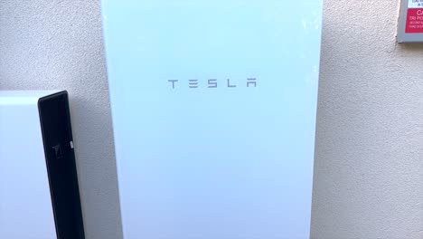 Integriertes-Batteriesystem-Tesla-Powerwall-Speichert-Solarenergie-Zum-Backup-Schutz