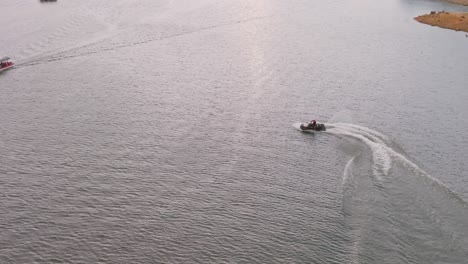 Zeitlupe-Einer-Jetski-Fahrt,-Bei-Der-Man-Kreise-Zieht-Und-Eine-Welle-Auf-Der-Wasseroberfläche-Hinterlässt