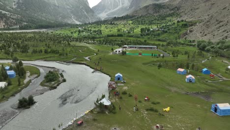 Drone-Del-Valle-Basho-Disparado-En-Skardu-Vista-De-Montañas-Y-árboles-En-El-Valle