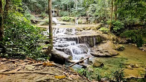 Aguas-Limpias-Y-Frescas-Que-Caen-En-Cascadas-De-Erawan-Que-Fluyen-Por-Una-Red-De-Arroyos-En-Un-Parque-Nacional-Ubicado-En-La-Provincia-De-Kanchanaburi-En-Tailandia