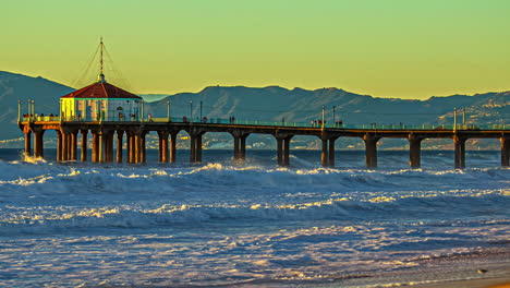 Weite-Aufnahme-Des-Manhattan-Beach-Pier-Im-Zeitraffer-Bei-Sonnenuntergang