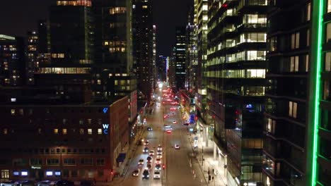Luftflug-Zwischen-Den-Beleuchteten-Wolkenkratzern-Der-Stadt-Montreal-Bei-Nacht