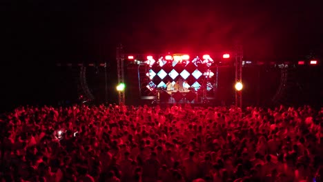Menschenmenge-Genießt-Eine-Abendparty-Und-DJ-Lichtshow