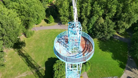 Luftaufnahme-Des-Blau-weißen-Fallschirmturms-An-Einem-Sonnigen-Tag