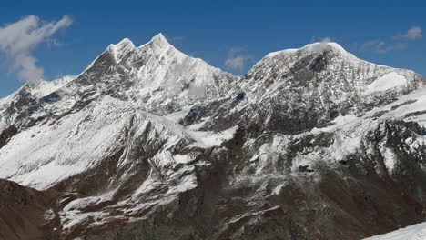 Morgen-Blauer-Himmel-Zermatt-Schweiz-Gletscher-Gipfel-Das-Matterhorn-Skigebiet-Erster-Frischer-Schneefall-Landschaft-Szenerie-Herbst-Schweizer-Alpen-Gipfelspitze-Gornergratbahn-Atemberaubende-Gletscher-Zmutt-Pennine