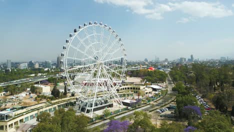 Vista-Aérea-órbita-Montaña-Rusa-Del-Parque-Urbano-De-Aztlán-Vista-Paisajística-De-Chapultepec-Y-Ciudad-De-México