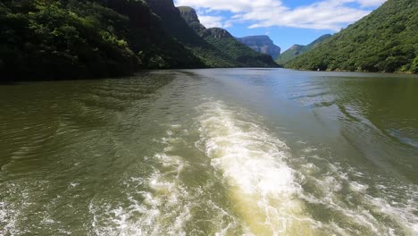 Sprudelnder-Wasserstrom-Vom-Bootsmotor-Während-Der-Fahrt-Im-Blyde-River-Canyon
