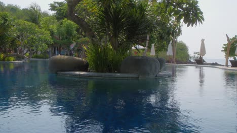 Árboles-En-La-Piscina-En-Bintang-Flores-Hotel,-Labuan-Bajo,-Indonesia