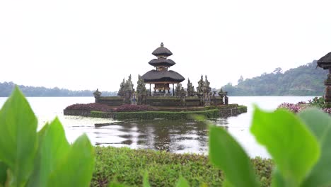 Schöne-Aussicht-Auf-Den-Ulun-Danu-Beratan-Bedugul-Tempelkomplex,-Einen-Tempel-Am-Beratan-See-Auf-Bali