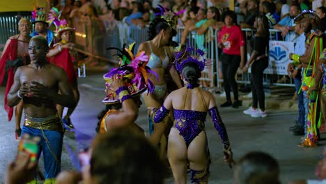 Große-Frauen-Und-Männer-Tanzen-Mit-Schüttelnden-Körpern-Unter-LKW-Lichtern-In-Der-Nacht-Während-Der-Karnevalsparade