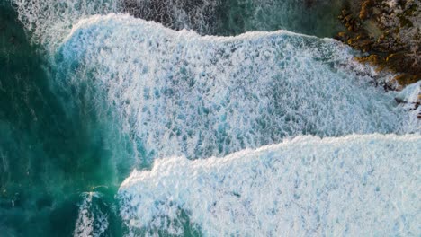 Hermosas-Olas-Del-Mar-Con-Espuma-Azul-Y-Agua-De-Mar-Azul-Abstracta