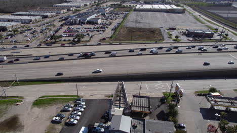 Drohnenaufnahme-Des-Autobahnverkehrs-In-South-Houston,-Texas,-USA-An-Einem-Sonnigen-Abend