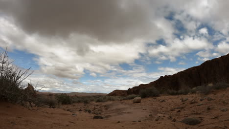 Wolken-Bilden-Sich-Während-Eines-Zeitraffers-über-Den-Wüstenfelsen-Von-Nevada